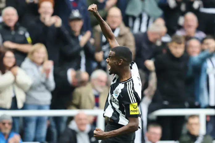 NEWCASTLE UPON TYNE, ENGLAND - SEPTEMBER 01: Alexander Isak of Newcastle United celebrates scoring his team's second goal during the Premier League match between Newcastle United FC and Tottenham Hotspur FC at St James' Park on September 01, 2024 in Newcastle upon Tyne, England.